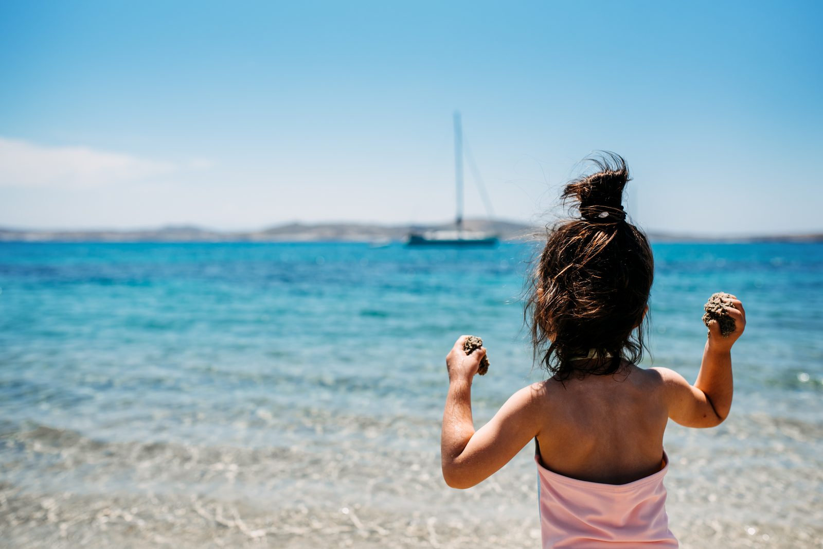 Copil la plajă — bucuria maternității