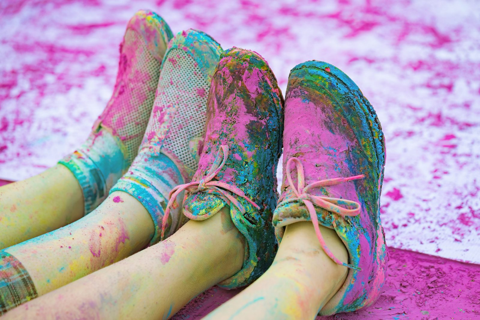 Pantofi colorati - simbol al bucuriei si expresiei de sine