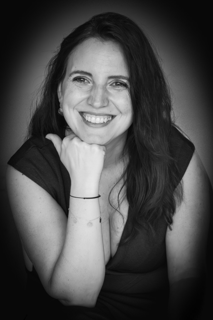 Portret Liana Terec — alb-negru, zâmbitoare