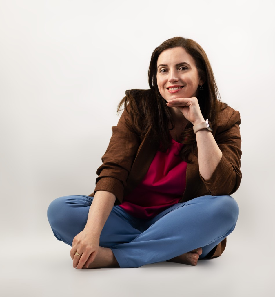 Liana Terec — portret studio, zâmbitoare, șezând